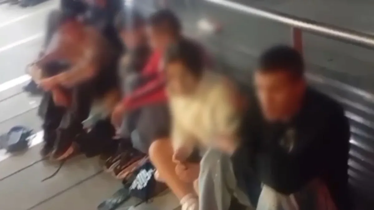 Chapinero: capturan 7 personas por hurto en estaciones de TransMilenio de la Av. Caracas 2 Chapinero: capturan 7 personas por hurto en estaciones de TransMilenio de la Av. Caracas Siete personas, entre ellas cuatro adultos y tres menores, fueron capturadas en la estación de la calle 57 de TransMilenio, en Chapinero, tras intimidar a pasajeros. Así fue el operativo.