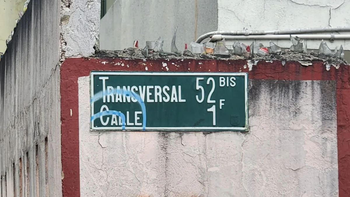 Joven asesinado a puñal en el parque La Ponderosa El parque principal del barrio La Ponderosa, ubicado en la localidad de Puente Aranda, se tiñó de sangre tras un violento asesinato en el que un joven, cuya identidad aún se desconoce, murió en la noche del domingo.