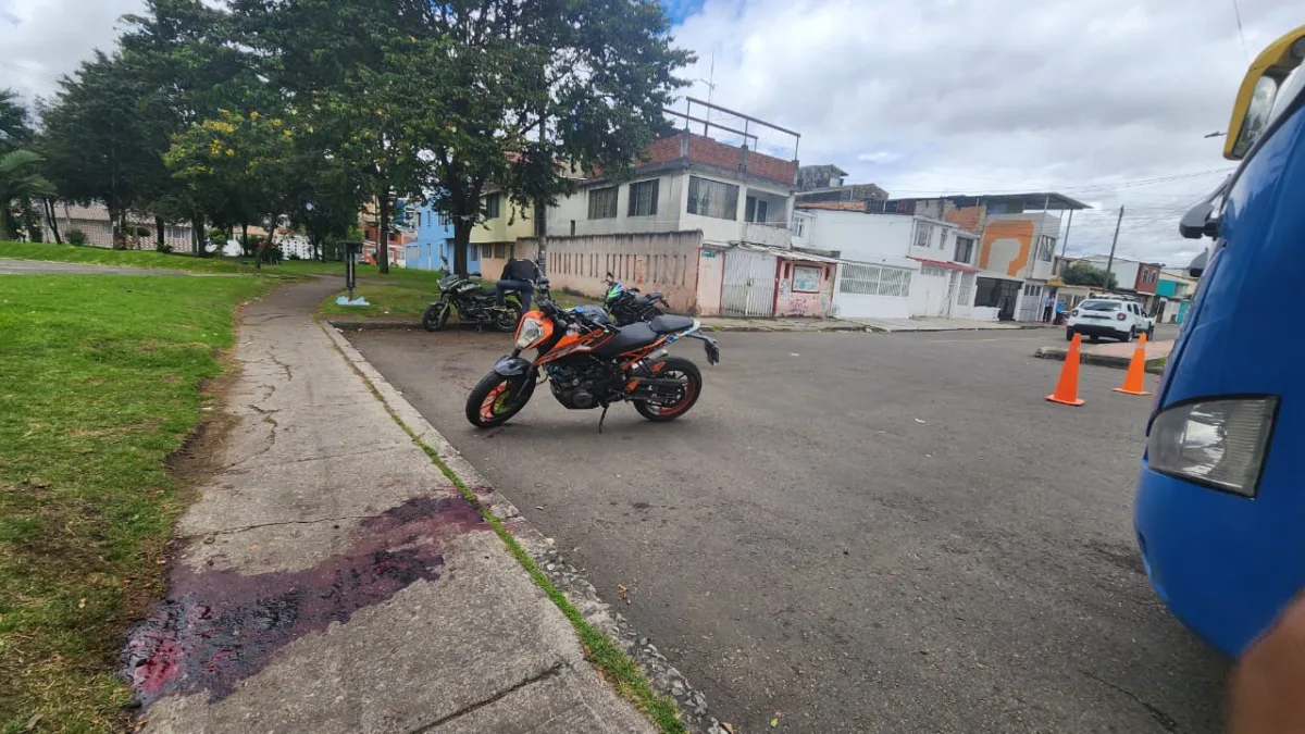 Joven asesinado a puñal en el parque La Ponderosa El parque principal del barrio La Ponderosa, ubicado en la localidad de Puente Aranda, se tiñó de sangre tras un violento asesinato en el que un joven, cuya identidad aún se desconoce, murió en la noche del domingo.