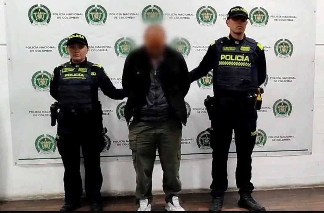 Ciudad Bolívar: hombre, al parecer, robaba perritos y abusaba de estos en Gibraltar 5 Ciudad Bolívar: hombre, al parecer, robaba perritos y abusaba de estos en Gibraltar Vecinos del barrio Gibraltar, en Ciudad Bolívar, denunciaron a un sujeto que robaba perritos y los sometía a aberrantes maltratos. El hombre fue capturado en flagrancia y los animales rescatados ya están bajo protección.