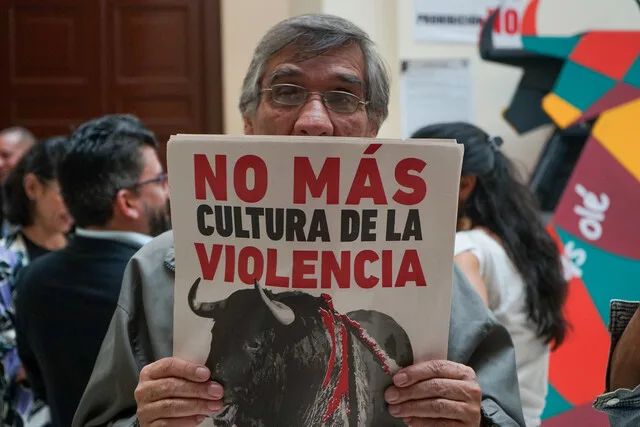 Colombia dice adiós a las corridas de toros, corralejas, coleo y peleas de gallos 1 Colombia dice adiós a las corridas de toros, corralejas, coleo y peleas de gallos Por decisión de la Corte Constitucional, se declaró la prohibición de actividades como las corridas de toros, las corralejas y las peleas de gallos, entre otras donde se presente el maltrato hacia los animales. Este es su argumento.