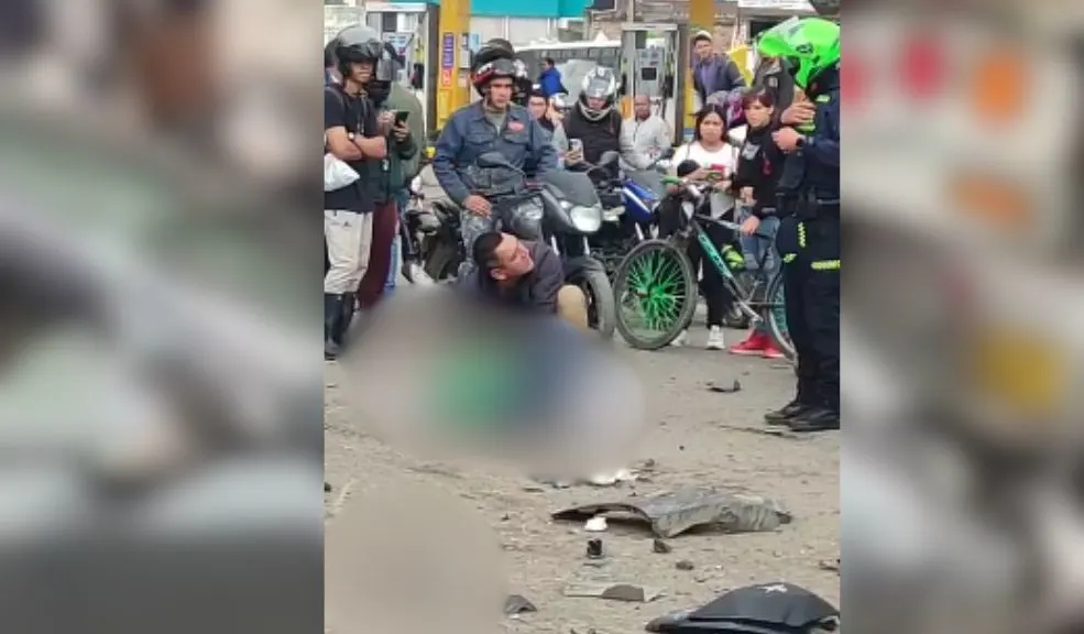 Aterrador: en Zipaquirá, motera pierde una extremidad tras ser chocada por un conductor 1 Aterrador: en Zipaquirá, motera pierde una extremidad tras ser chocada por un conductor Un conductor, en aparente estado de embriaguez, atropelló a una motera en una vía de Zipaquirá, causándole la pérdida de una extremidad. Este es el reporte.