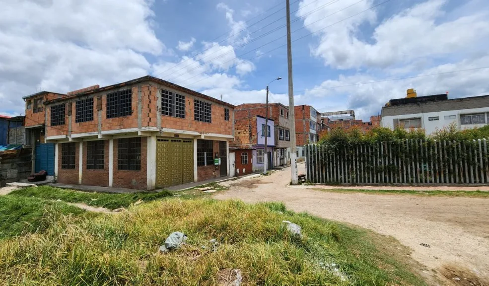 Tragedia en Soacha: joven asesinado a tiros frente a su casa 2 Tragedia en Soacha: joven asesinado a tiros frente a su casa Un joven de 23 años fue atacado a tiros mientras estaba frente a su casa en Soacha. Al parecer, dos hombres en motocicleta lo sorprendieron y, sin mediar palabra, le dispararon varias veces. Las autoridades ya investigan el caso para dar con el paradero de los responsables.