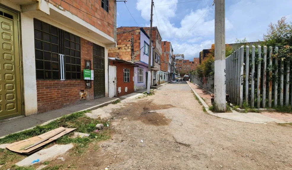 Tragedia en Soacha: joven asesinado a tiros frente a su casa 1 Tragedia en Soacha: joven asesinado a tiros frente a su casa Un joven de 23 años fue atacado a tiros mientras estaba frente a su casa en Soacha. Al parecer, dos hombres en motocicleta lo sorprendieron y, sin mediar palabra, le dispararon varias veces. Las autoridades ya investigan el caso para dar con el paradero de los responsables.
