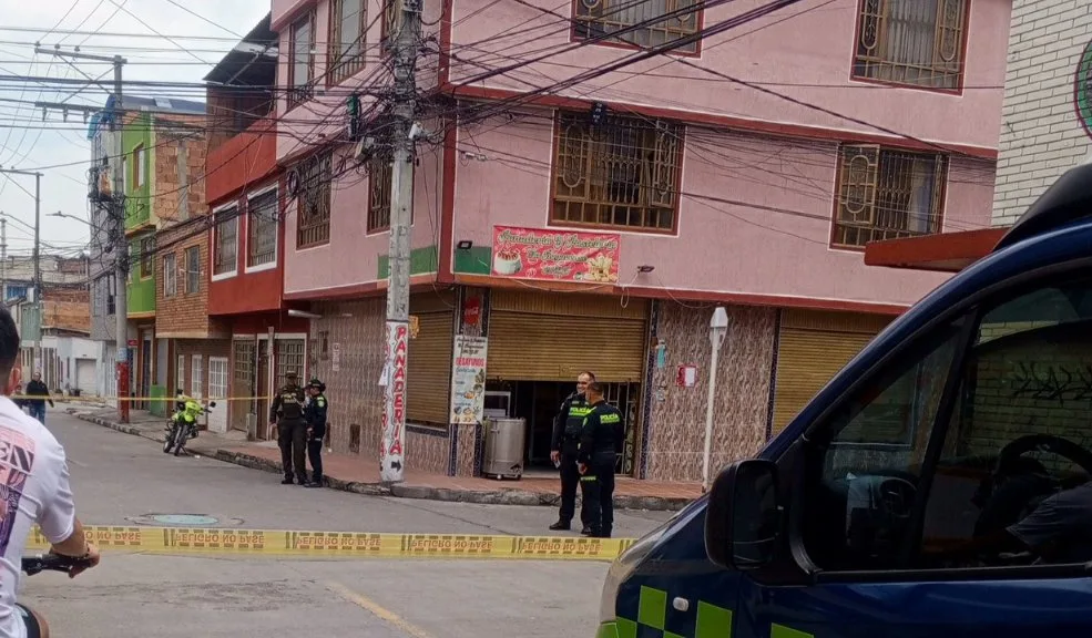 En Bosa balearon a un hombre dentro de una panadería Un ataque a bala en una panadería del barrio Nueva Granada, en Bosa, dejó un hombre muerto. Autoridades investigan lo ocurrido.