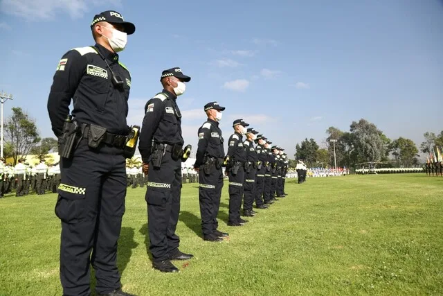 Ponga Cuidado: 1.500 policías llegarán para reforzar la seguridad en Bogotá 1 Ponga Cuidado: 1.500 policías llegarán para reforzar la seguridad en Bogotá Bogotá recibirá un refuerzo de 1.500 nuevos policías entre noviembre de 2025 y mayo de 2026, tras el consejo extraordinario de seguridad en el Palacio Liévano. El alcalde Carlos Fernando Galán aseguró que esta medida permitirá fortalecer un pie de fuerza debilitado en los últimos años y enfrentar con más eficacia los retos de la capital.