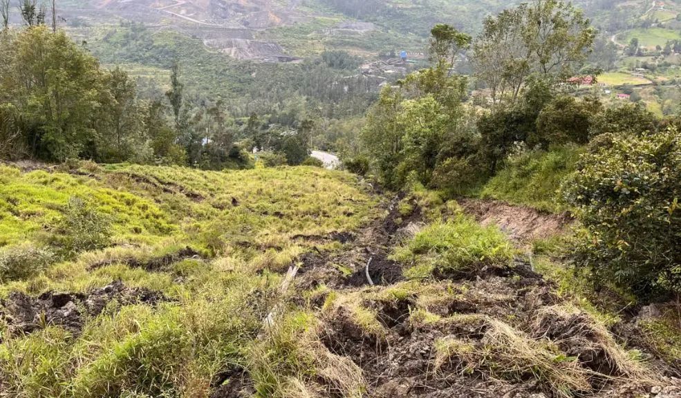¡Alerta en Caraza! Vía al Llano cerrada y familia en peligro por deslizamiento en Chipaque 2 ¡Alerta en Caraza! Vía al Llano cerrada y familia en peligro por deslizamiento en Chipaque ¡Se movió la montaña en Caraza! La vía al Llano quedó totalmente cerrada entre el km 18+300 y 18+600 tras un brutal deslizamiento. Como si fuera poco, una familia de 6 personas esta en alto riesgo.