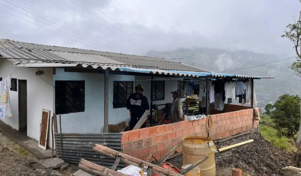 ¡Alerta en Caraza! Vía al Llano cerrada y familia en peligro por deslizamiento en Chipaque 1 ¡Alerta en Caraza! Vía al Llano cerrada y familia en peligro por deslizamiento en Chipaque ¡Se movió la montaña en Caraza! La vía al Llano quedó totalmente cerrada entre el km 18+300 y 18+600 tras un brutal deslizamiento. Como si fuera poco, una familia de 6 personas esta en alto riesgo.