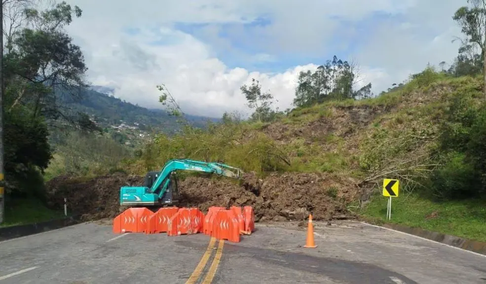 ¡Bloqueo en la vía al Llano! Transportadores no dejan pasar ni la maquinaria La crisis en la vía Bogotá–Villavicencio, una de las carreteras más importantes del país, se agrava con la intervención de transportadores que han impedido el ingreso de maquinaria y personal técnico para atender un derrumbe ocurrido en jurisdicción de Chipaque, Cundinamarca.