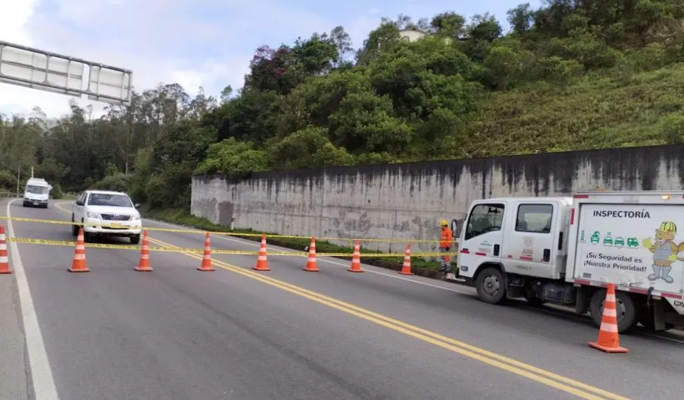 ¡Bloqueo en la vía al Llano! Transportadores no dejan pasar ni la maquinaria La crisis en la vía Bogotá–Villavicencio, una de las carreteras más importantes del país, se agrava con la intervención de transportadores que han impedido el ingreso de maquinaria y personal técnico para atender un derrumbe ocurrido en jurisdicción de Chipaque, Cundinamarca.