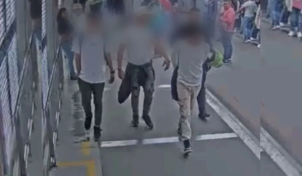 ¡Cayó banda de ladrones que volvió a robar en TransMilenio! En pleno corazón de Bogotá, seis ladrones reincidentes fueron sorprendidos y capturados por la Policía cuando despojaban de su celular a un ciudadano y luego lo agredían dentro de la estación Av. Jiménez de TransMilenio.