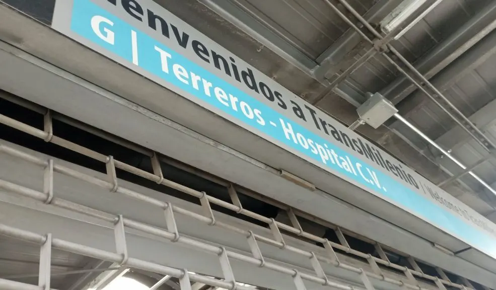 ¡Caos en la troncal Sur! Accidente frenó TransMilenio 2 ¡Caos en la troncal Sur! Accidente frenó TransMilenio Un accidente en la troncal Sur de TransMilenio y manifestaciones estudiantiles dejaron a miles varados el jueves 11 de septiembre. La estación León XIII y varias más en Soacha suspendieron operaciones por horas, mientras desvíos por bloqueos en la carrera 7.ª generaron retrasos adicionales.