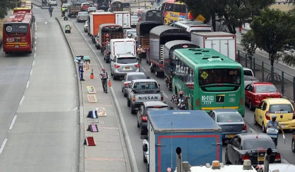 ¡Caos en la troncal Sur! Accidente frenó TransMilenio 1 ¡Caos en la troncal Sur! Accidente frenó TransMilenio Un accidente en la troncal Sur de TransMilenio y manifestaciones estudiantiles dejaron a miles varados el jueves 11 de septiembre. La estación León XIII y varias más en Soacha suspendieron operaciones por horas, mientras desvíos por bloqueos en la carrera 7.ª generaron retrasos adicionales.