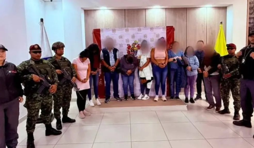Cayó ‘El Dorado’, banda de extorsionistas que tenía azotados a comerciantes en Bogotá 1 Cayó ‘El Dorado’, banda de extorsionistas que tenía azotados a comerciantes en Bogotá Las autoridades desarticularon la banda 'El Dorado' en Bogotá mediante la captura de diez de sus miembros en Paloquemao. Allí, además, incautaron importantes sumas de dinero y equipos utilizados para extorsionar.