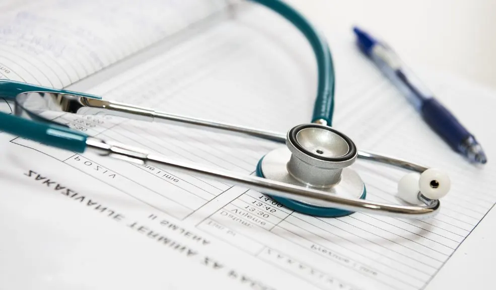 Denuncian presiones para compra directa en hospital ubicado en el norte del país 1 Denuncian presiones para compra directa en hospital ubicado en el norte del país Un grave escándalo sacude a la Superintendencia Nacional de Salud. Según una denuncia presentada el 20 de enero de 2025, la doctora Beatriz Gómez Consuegra, Superintendente Delegada y esposa del Ministro de Salud, Guillermo Alfonso Jaramillo, habría protagonizado una "encerrona" contra representantes de hospitales públicos (ESE).