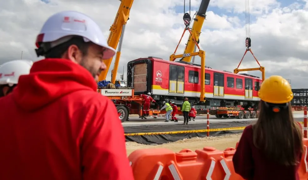 ¡Histórico! El primer vagón del Metro de Bogotá tocó suelo capitalino 2 ¡Histórico! El primer vagón del Metro de Bogotá tocó suelo capitalino ¡Histórico! El primer vagón del Metro de Bogotá ya tocó suelo en Bosa, marcando el inicio de las pruebas para verlo rodar.