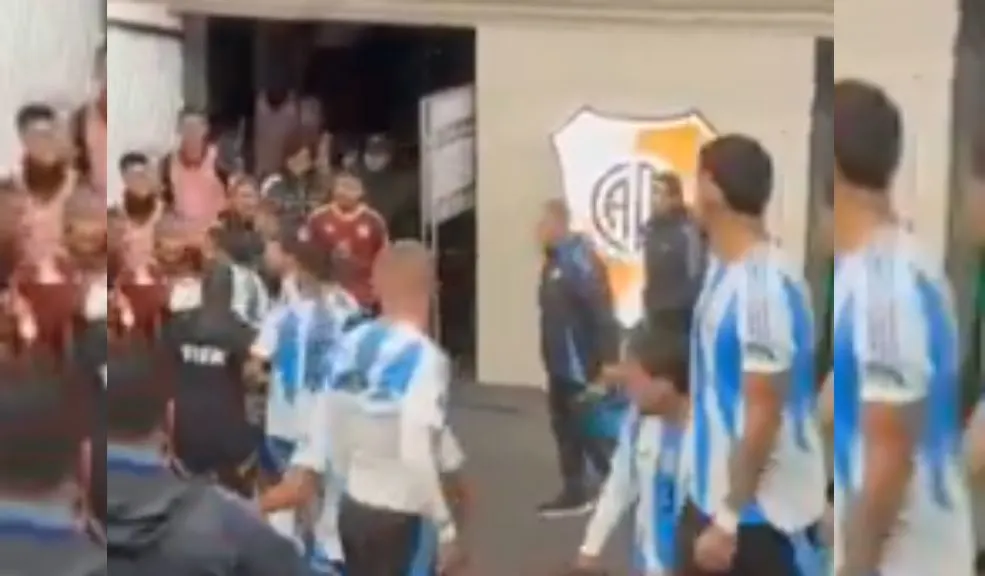 ¡Messi casi arma la batalla campal del año en el Monumental! 2 ¡Messi casi arma la batalla campal del año en el Monumental! ¡Se prendió el túnel del Monumental! En plena despedida de Messi, lo que parecía una fiesta terminó en tensión: el ‘10’ encaró de frente al capitán venezolano Tomás Rincón y por poco se van a los golpes.