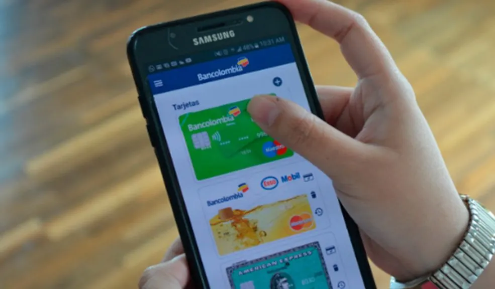 ¡Pilas! Bancolombia alerta por mensajes de estafa 2 ¡Pilas! Bancolombia alerta por mensajes de estafa Si le llega un mensaje de texto diciendo que le activaron un seguro que nunca compró, cuidado: puede ser una estafa. Bancolombia advirtió sobre una modalidad conocida como smishing, en la que delincuentes envían mensajes que parecen oficiales, pero esconden enlaces falsos para robar sus datos.