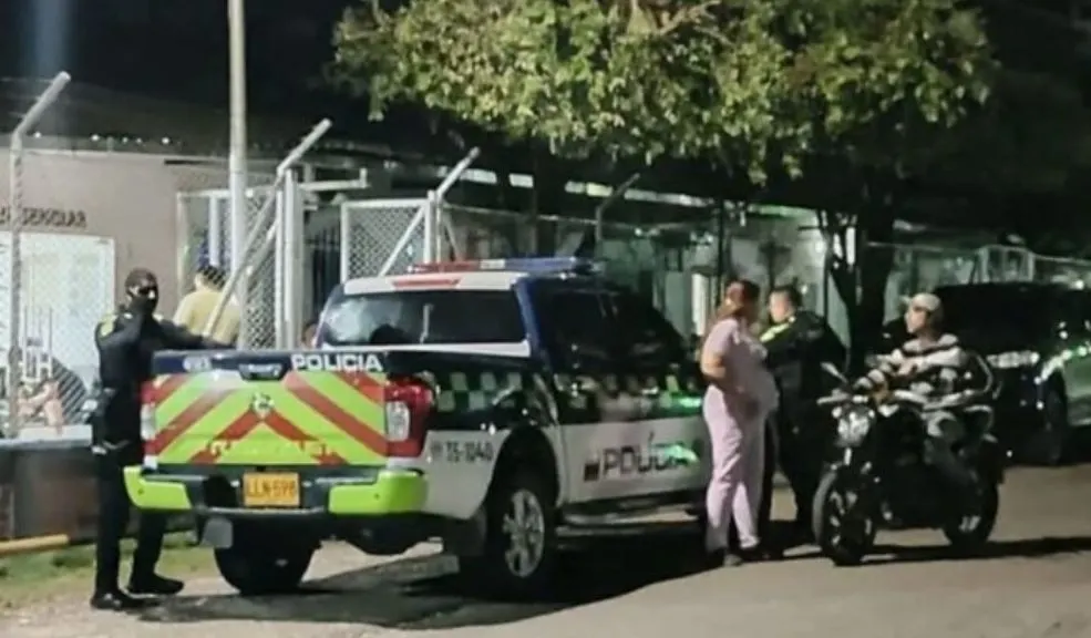 ¡Qué tragedia! Lavamanos le cayó encima a un niño de 4 años y lo mató 1 ¡Qué tragedia! Lavamanos le cayó encima a un niño de 4 años y lo mató En un descuido por parte de un familiar, el menor de 4 años recibió un fuerte impacto por parte de un lavamanos que le cayó encima. Hay consternación por el hecho.