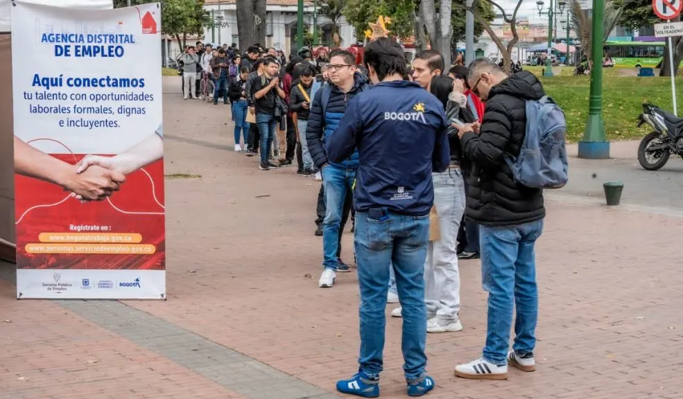 ¡Sí hay camello! Bogotá abre vacantes para mayores de 50 1 ¡Sí hay camello! Bogotá abre vacantes para mayores de 50 Para el mes de septiembre, la Secretaría de Desarrollo abrió una nueva convocatoria de empleo para personas mayores de 50 años, en localidades de Engativá, Usme y Rafael Uribe. Le contamos lo que debe hacer para que participe.