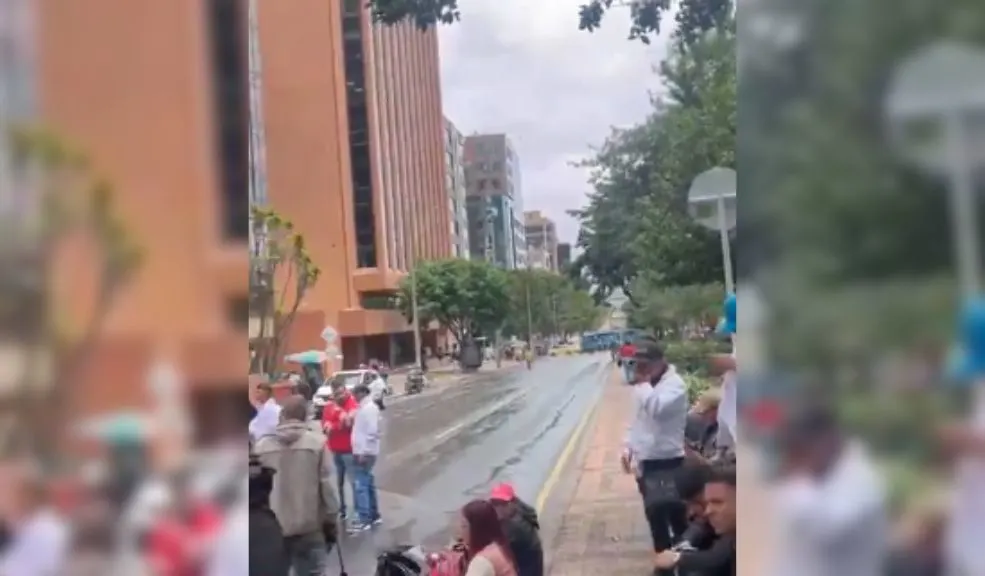 ¡Trancón bravo en la 72! Bloqueo de TransMilenio tiene a todos a pie 1 ¡Trancón bravo en la 72! Bloqueo de TransMilenio tiene a todos a pie Bogotá se mueve, pero no por TransMilenio, al menos no por la calle 72 con carrera 10. Si está en esa zona, es hora de un plan B. Tome rutas alternas. Le contamos.