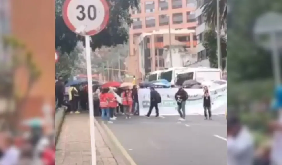 ¡Trancón bravo en la 72! Bloqueo de TransMilenio tiene a todos a pie 2 ¡Trancón bravo en la 72! Bloqueo de TransMilenio tiene a todos a pie Bogotá se mueve, pero no por TransMilenio, al menos no por la calle 72 con carrera 10. Si está en esa zona, es hora de un plan B. Tome rutas alternas. Le contamos.