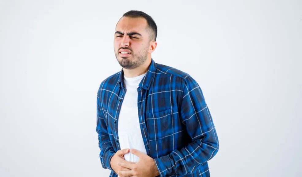 ¿Sufre de reflujo gástrico? No lo ignore más: así puede tratarlo Si con frecuencia siente cómo sube un líquido por la garganta y experimenta sensación de ardor o quemazón en el pecho, es probable que esté sufriendo de reflujo gástrico, una condición que ocurre cuando los ácidos del estómago regresan hacia el esófago, el tubo que conecta la garganta con el estómago.