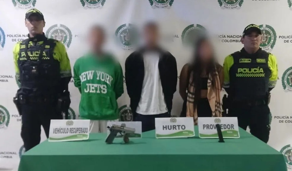 Kennedy: tres capturados tras robar un vehículo de plataforma en el barrio Castilla 2 Kennedy: tres capturados tras robar un vehículo de plataforma en el barrio Castilla Tres personas, entre ellas una mujer, fueron capturadastras robar un vehículo de plataforma digital en Castilla (Kennedy). La rápida reacción de la Policía y el plan candado permitieron recuperar el carro.
