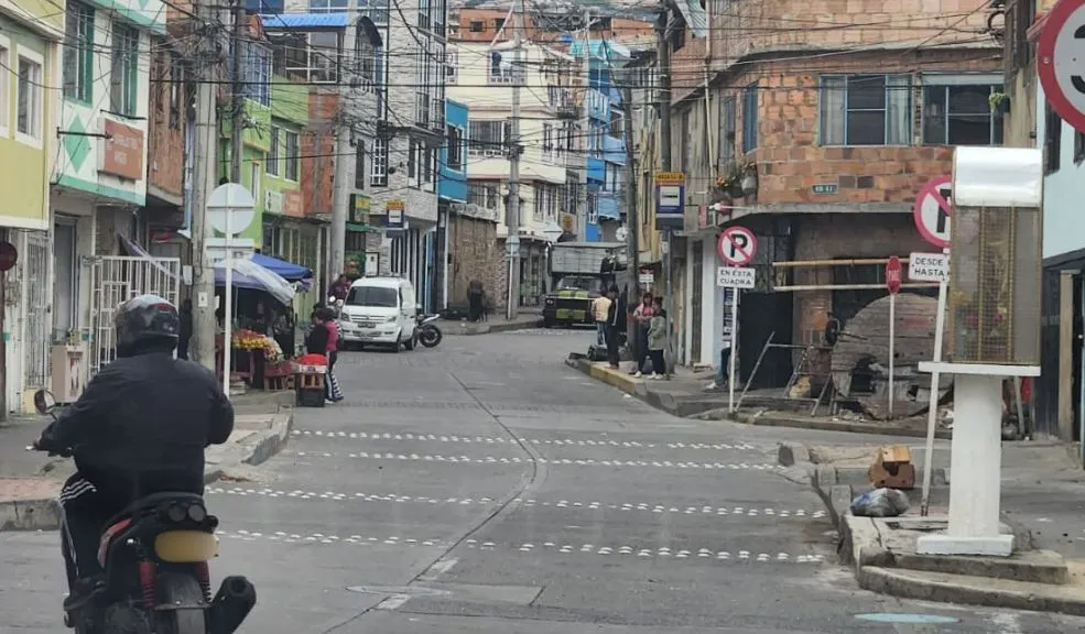 En Rafael Uribe: joven fue asesinado a bala mientras departía en un local 1 En Rafael Uribe: joven fue asesinado a bala mientras departía en un local Un ataque sicarial en el barrio La Paz de la localidad de Rafael Uribe Uribe cobró la vida de Alain Ayverson, un joven de 22 años, quien fue baleado dentro de un establecimiento.