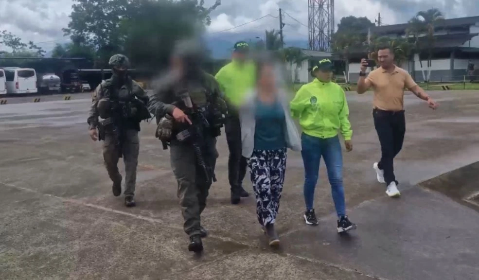 Capturan a presuntos integrantes de las FARC y el ELN por terrorismo 3 Capturan a presuntos integrantes de las FARC y el ELN por terrorismo En operativos realizados en Putumayo y Huila, la Policía Nacional capturó a tres personas señaladas de pertenecer a las disidencias de las FARC y al ELN por su presunta participación en acciones terroristas en Bogotá y otras regiones del país.