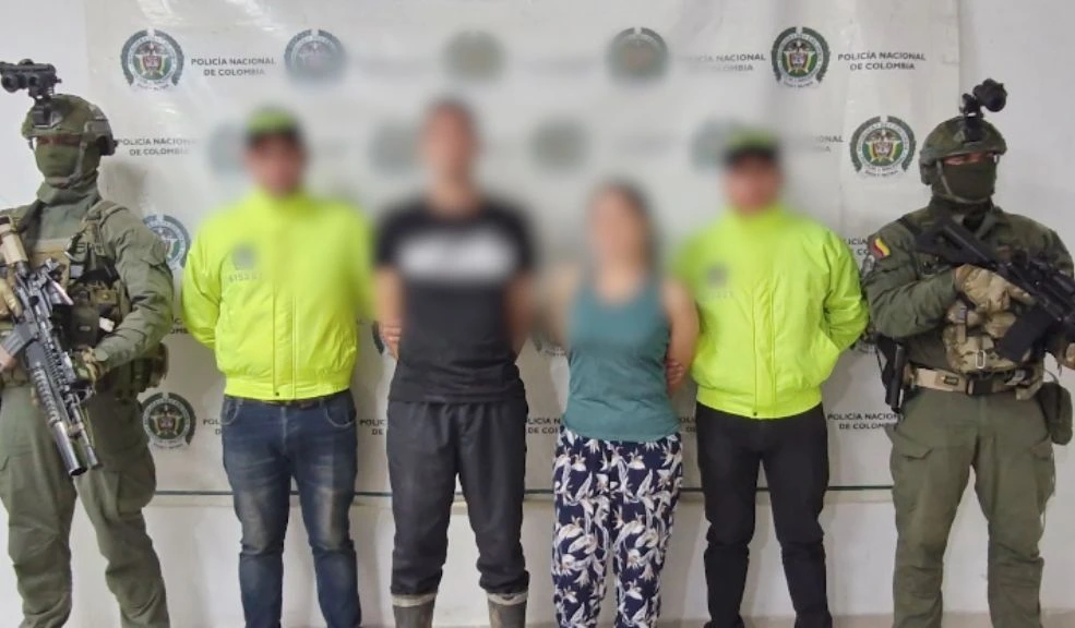 Capturan a presuntos integrantes de las FARC y el ELN por terrorismo 1 Capturan a presuntos integrantes de las FARC y el ELN por terrorismo En operativos realizados en Putumayo y Huila, la Policía Nacional capturó a tres personas señaladas de pertenecer a las disidencias de las FARC y al ELN por su presunta participación en acciones terroristas en Bogotá y otras regiones del país.