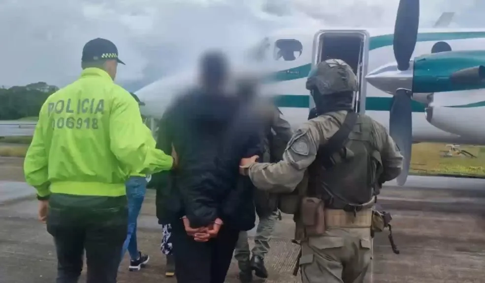 Capturan a presuntos integrantes de las FARC y el ELN por terrorismo 1 Capturan a presuntos integrantes de las FARC y el ELN por terrorismo En operativos realizados en Putumayo y Huila, la Policía Nacional capturó a tres personas señaladas de pertenecer a las disidencias de las FARC y al ELN por su presunta participación en acciones terroristas en Bogotá y otras regiones del país.