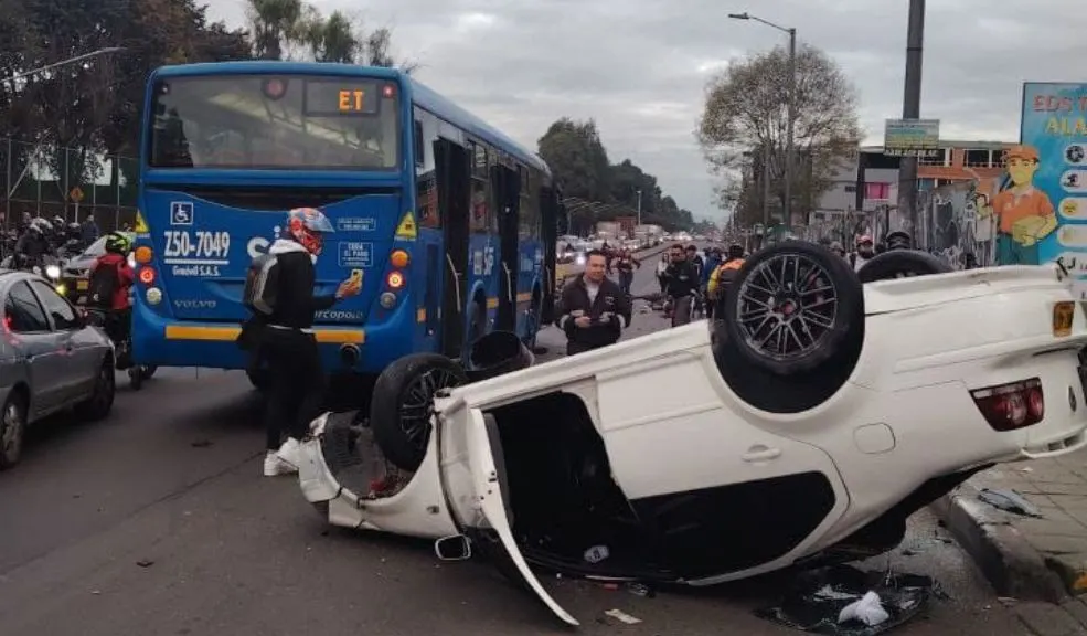 Accidente en Av. Mutis: conductor que atropelló a moteros y mató a 2 personas se fugó 9 Accidente en Av. Mutis: conductor que atropelló a moteros y mató a 2 personas se fugó La Policía confirmó que el conductor del vehículo particular implicado en el grave accidente de tránsito de esta mañana en la Avenida Mutis, que causó la muerte de 2 personas, se dio a la fuga tras el impacto.