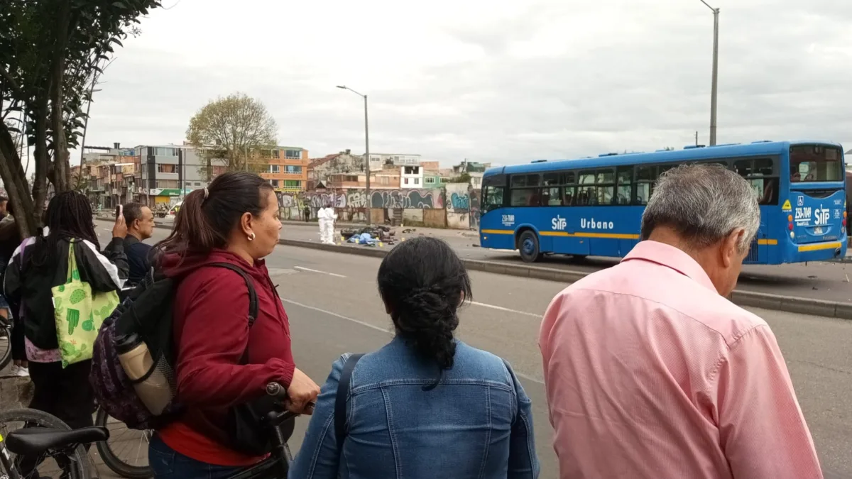 Atención: grave accidente en la Avenida Mutis deja dos motociclistas muertos Las autoridades atienden un grave accidente ocurrido en la Avenida Mutis (calle 63) con Carrera 98, en la localidad de Engativá. El siniestro involucró a un automóvil particular y dos motociclistas, quienes murieron.