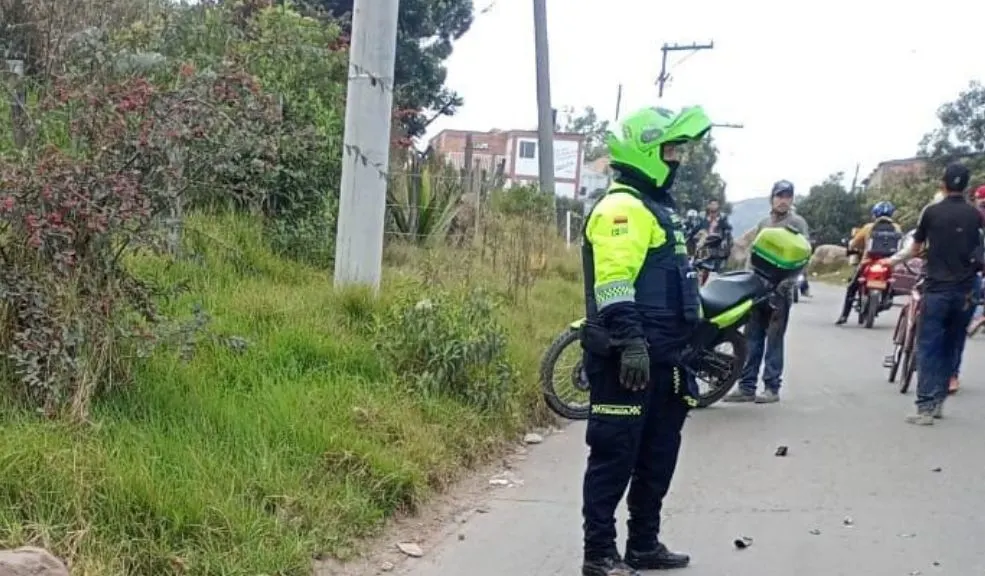 Accidente en Ciudad Bolívar: siniestro entre camión y motociclista cobró la vida de una persona 6 Accidente en Ciudad Bolívar: siniestro entre camión y motociclista cobró la vida de una persona En Ciudad Bolívar, un motociclista, que portaba prendas del Ejército Nacional, falleció tras colisionar con un camión.