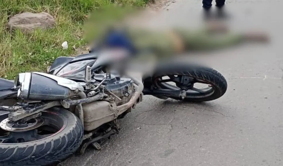 Accidente en Ciudad Bolívar: siniestro entre camión y motociclista cobró la vida de una persona 1 Accidente en Ciudad Bolívar: siniestro entre camión y motociclista cobró la vida de una persona En Ciudad Bolívar, un motociclista, que portaba prendas del Ejército Nacional, falleció tras colisionar con un camión.
