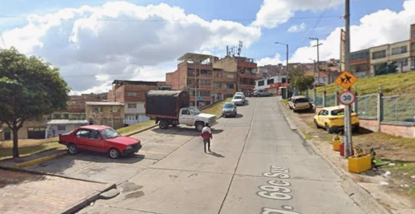 Accidente en Ciudad Bolívar: un peatón fue arrollado por un camión Una trágica muerte por accidente vial se registró esta tarde en el barrio Sierra Morena, Ciudad Bolívar, donde un peatón fue arrollado por un camión de carga.