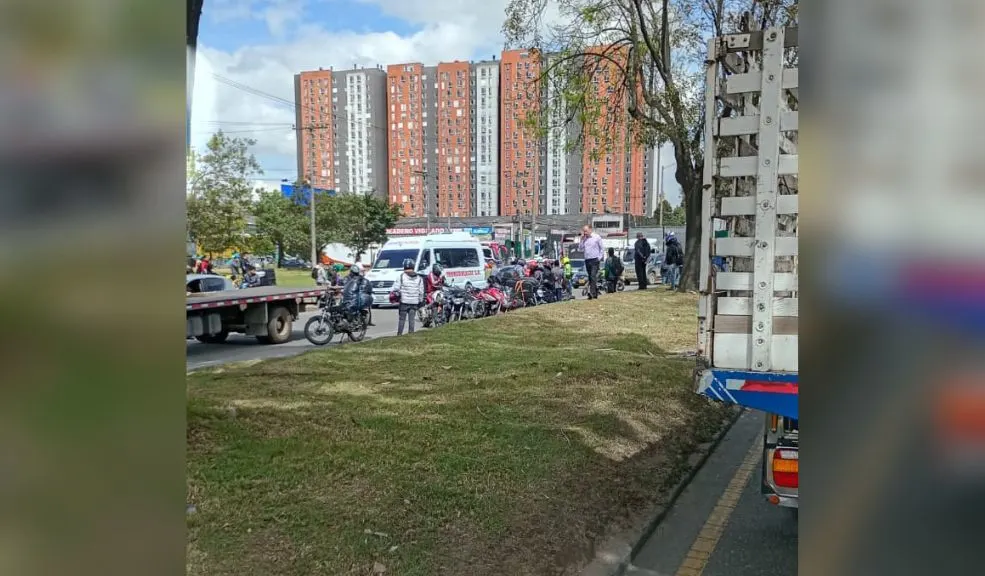 Accidente vial en Fontibón: motociclista murió arrollado por un camión 1 Accidente vial en Fontibón: motociclista murió arrollado por un camión Una mujer que se movilizaba en moto murió arrollada por un camión en la localidad de Fontibón.