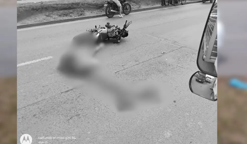 Accidente vial en Fontibón: motociclista murió arrollado por un camión 1 Accidente vial en Fontibón: motociclista murió arrollado por un camión Una mujer que se movilizaba en moto murió arrollada por un camión en la localidad de Fontibón.