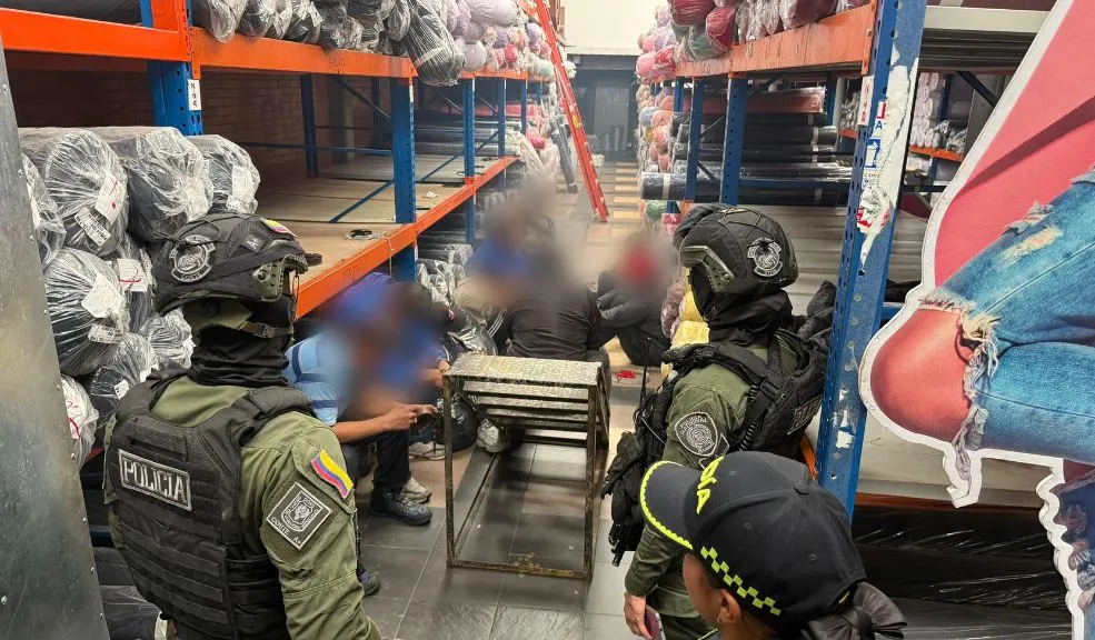Agarraron a 13 pillos saqueando una bodega en Fontibón La Policía frustró un masivo robo a una bodega de textiles ubicada en Fontibón, logrando la captura de una banda de 13 pillos.