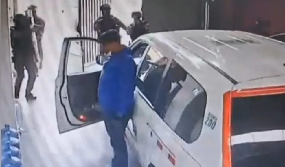 Agarraron a 13 pillos saqueando una bodega en Fontibón La Policía frustró un masivo robo a una bodega de textiles ubicada en Fontibón, logrando la captura de una banda de 13 pillos.