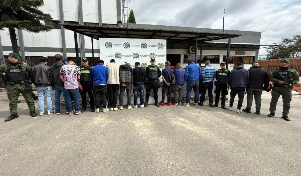 Agarraron a 13 pillos saqueando una bodega en Fontibón La Policía frustró un masivo robo a una bodega de textiles ubicada en Fontibón, logrando la captura de una banda de 13 pillos.
