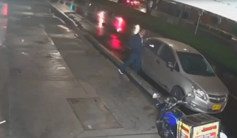 Agarraron a 'rompevidrios' en Chapinero, uno iba en silla de ruedas 2 Agarraron a 'rompevidrios' en Chapinero, uno iba en silla de ruedas Hombres de la Policía de Chapinero dieron captura en las últimas horas a dos hombres, uno de ellos en silla de ruedas, que robaron a través de la modalidad de rompevidrios.
