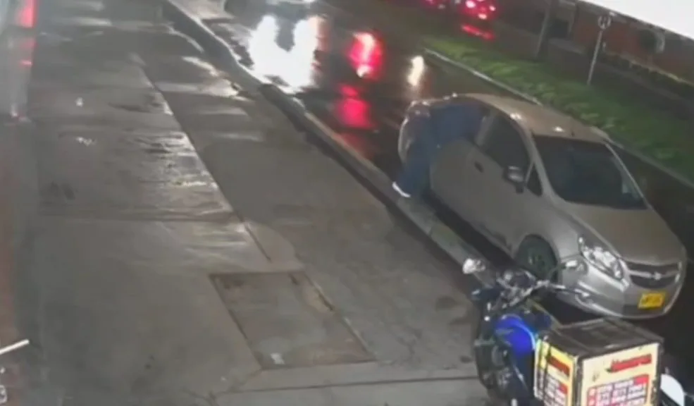 Agarraron a 'rompevidrios' en Chapinero, uno iba en silla de ruedas 3 Agarraron a 'rompevidrios' en Chapinero, uno iba en silla de ruedas Hombres de la Policía de Chapinero dieron captura en las últimas horas a dos hombres, uno de ellos en silla de ruedas, que robaron a través de la modalidad de rompevidrios.