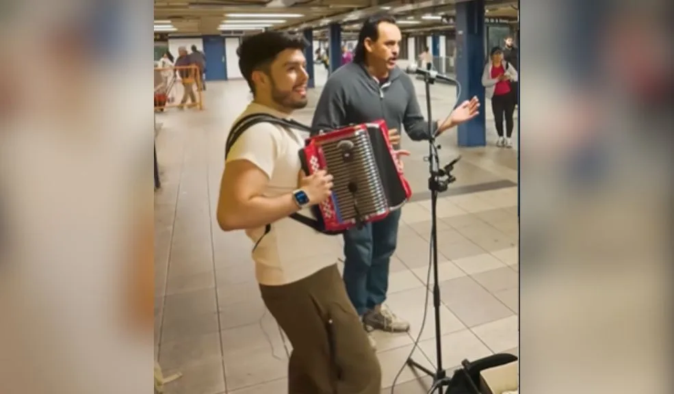 Agreden a músico colombiano que tocaba vallenato en el metro de Nueva York En redes circula un indignante video en el que un músico colombiano fue agredido mientras interpretaba vallenato en el metro de Nueva York. El acto ha sido catalogado por los usuarios como una muestra de odio contra los migrantes.
