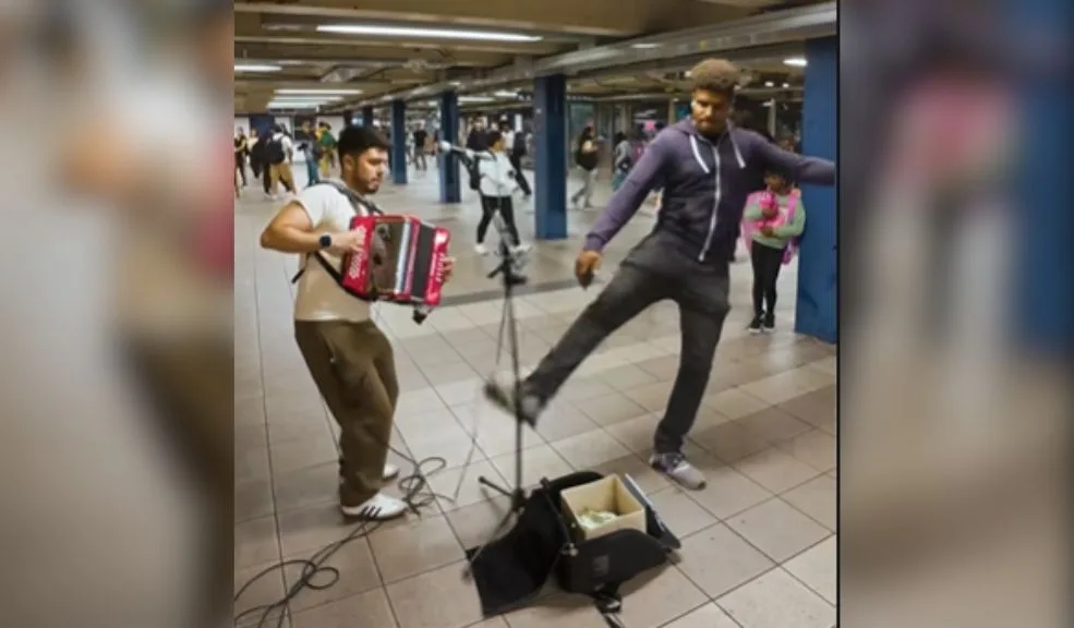 Agreden a músico colombiano que tocaba vallenato en el metro de Nueva York En redes circula un indignante video en el que un músico colombiano fue agredido mientras interpretaba vallenato en el metro de Nueva York. El acto ha sido catalogado por los usuarios como una muestra de odio contra los migrantes.