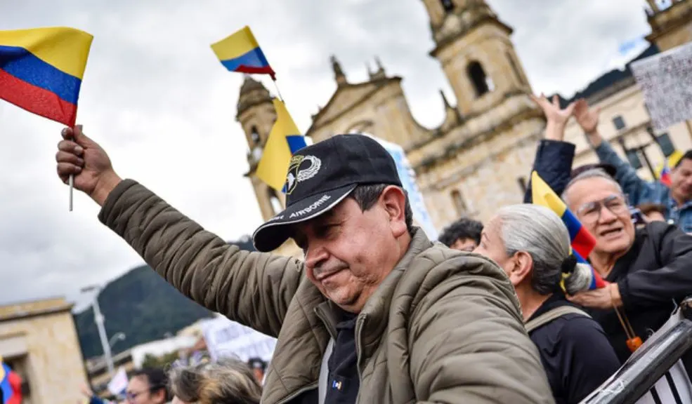 Alcalde Galán le pidió a Petro evitar la violencia en las marchas que él mismo convocó 3 Alcalde Galán le pidió a Petro evitar la violencia en las marchas que él mismo convocó El alcalde de Bogotá, Carlos Fernando Galán, hizo un llamado formal al presidente Gustavo Petro para que solicite a los manifestantes de la movilización convocada que ejerzan su derecho a la protesta de manera pacífica.