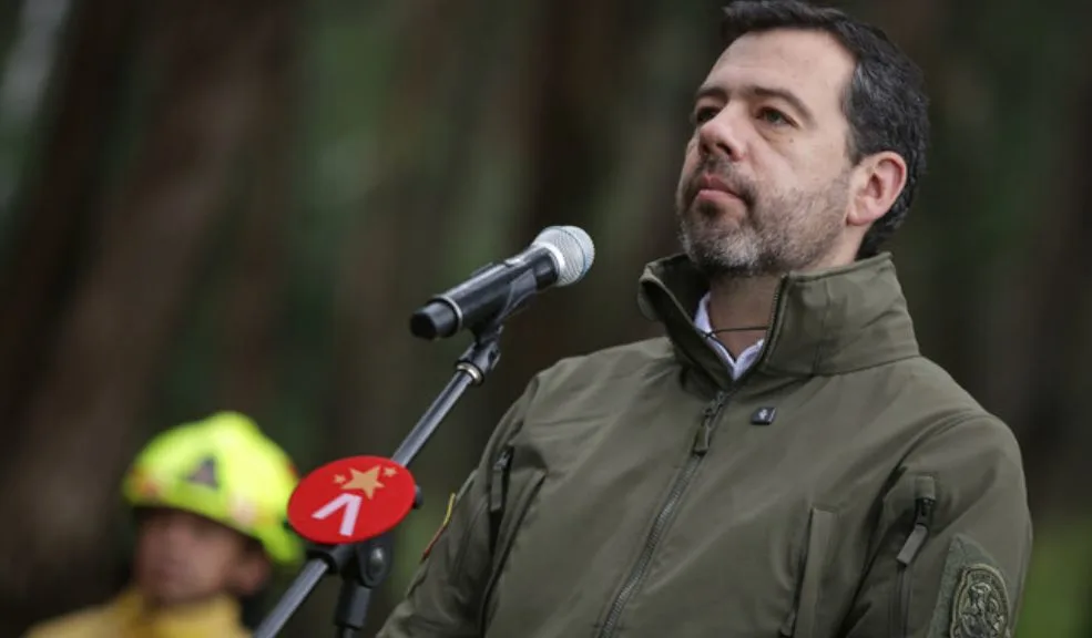 Alcalde Galán le pidió a Petro evitar la violencia en las marchas que él mismo convocó 1 Alcalde Galán le pidió a Petro evitar la violencia en las marchas que él mismo convocó El alcalde de Bogotá, Carlos Fernando Galán, hizo un llamado formal al presidente Gustavo Petro para que solicite a los manifestantes de la movilización convocada que ejerzan su derecho a la protesta de manera pacífica.