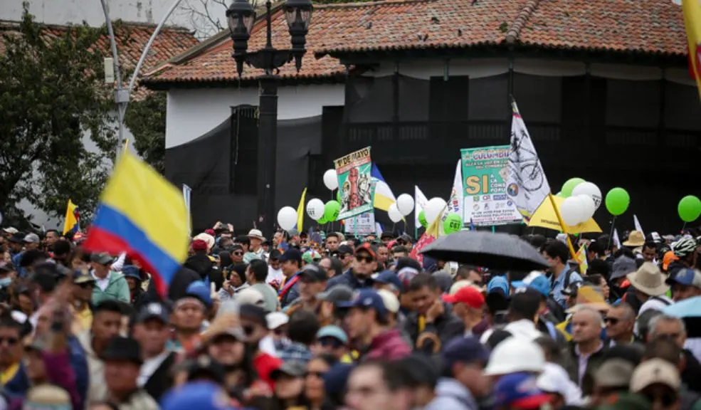 Alcalde Galán le pidió a Petro evitar la violencia en las marchas que él mismo convocó 2 Alcalde Galán le pidió a Petro evitar la violencia en las marchas que él mismo convocó El alcalde de Bogotá, Carlos Fernando Galán, hizo un llamado formal al presidente Gustavo Petro para que solicite a los manifestantes de la movilización convocada que ejerzan su derecho a la protesta de manera pacífica.