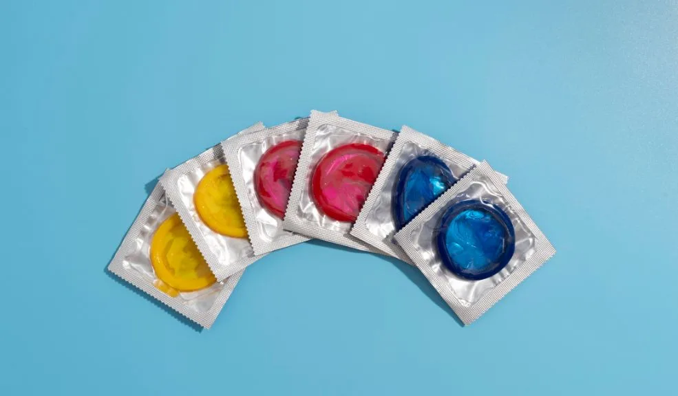 Invima emite alerta sanitaria por circulación de condones falsificados El Instituto Nacional de Vigilancia de Medicamentos y Alimentos (Invima) emitió una alerta sanitaria por la circulación de condones falsificados de la referencia "Today Mutual Sensation" en Colombia.